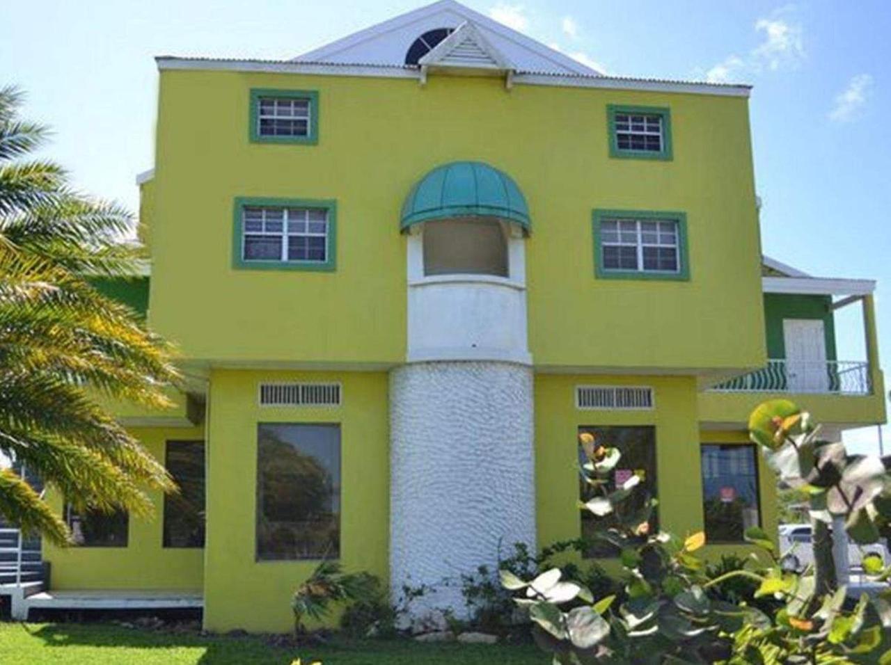 Caribbean Holiday Apartments exterior