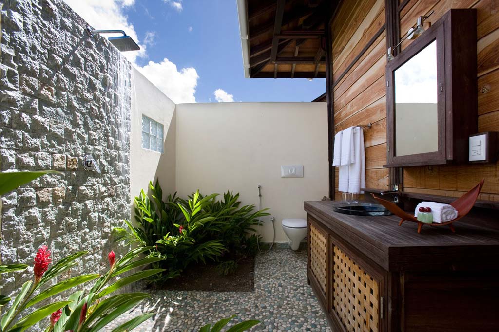 Casa Lidia outdoor bathroom