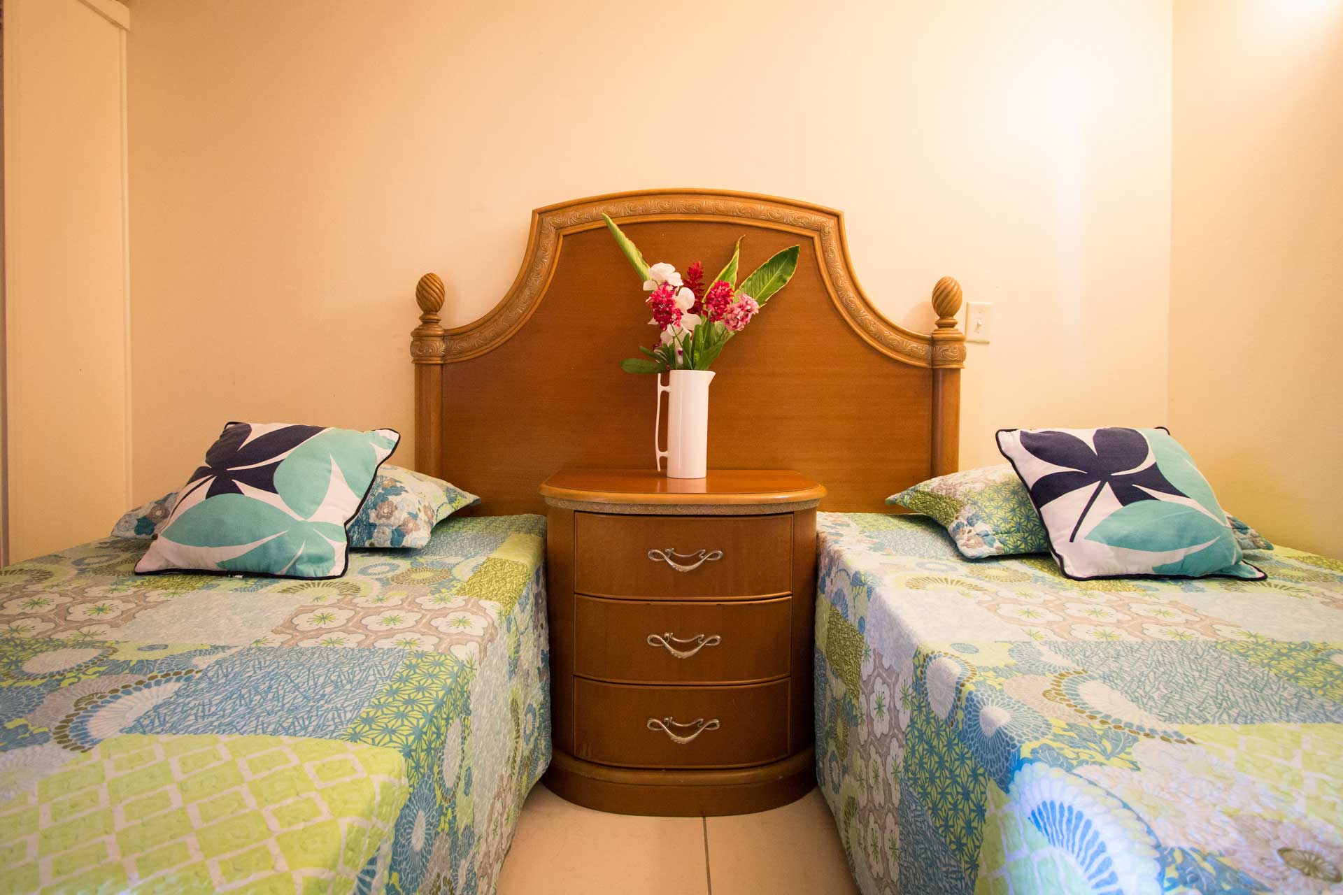 Connies Comfort Suites twin beds with flowers
