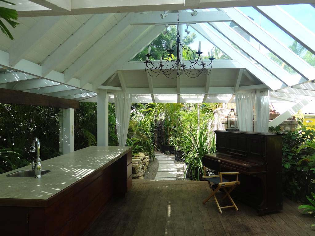 Le Jardin Creole common area with piano