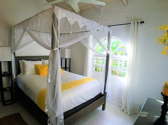 antigua-bella-canopy-bed